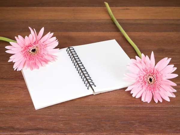 Flor de Gerbera rosa doce em vaso e caderno em branco 1 — Fotografia de Stock