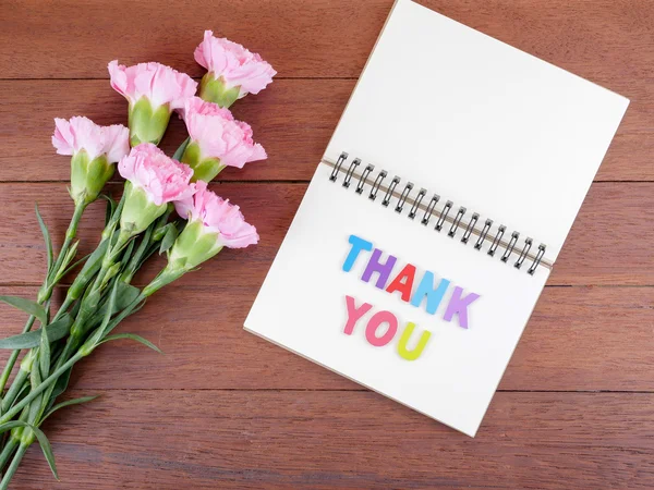 Ευχαριστώ γραμματοσειρά στο κενό σημειωματάριο και ανθοδέσμη λουλούδι γαρίφαλων — Φωτογραφία Αρχείου