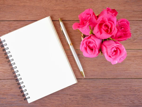 Csokor rózsaszín rózsa virág és üres notebook 1 — Stock Fotó