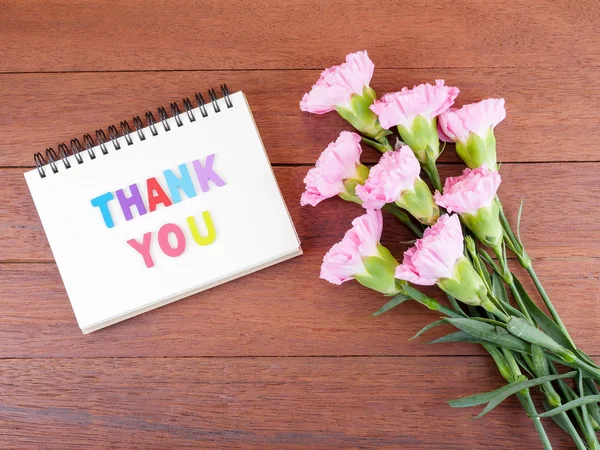 Ξόρκι ευχαριστώ και γαρύφαλλο λουλούδι λέξη 2 — Φωτογραφία Αρχείου