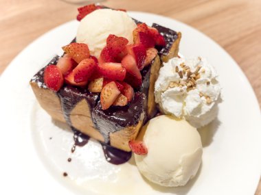 Ekmek bal tost ve dondurma çilek ile 