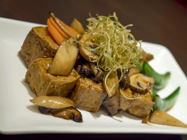 Tofu frit et champignons à la sauce Teriyaki 1 — Photo