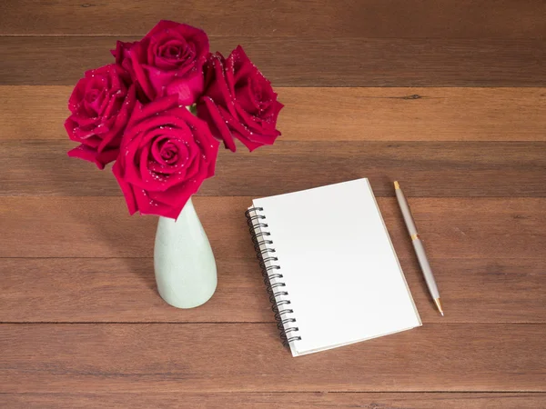 Buquê vermelho rosa flor e notebook em branco 1 — Fotografia de Stock