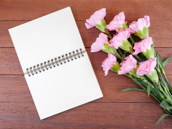 Пусті-ноутбук і квітка гвоздики 5 — стокове фото