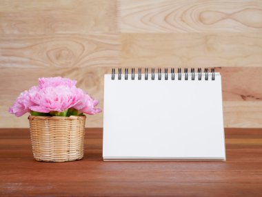 Boş defter ve karanfil çiçek 8