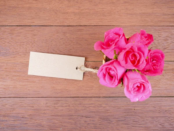 Rosa rosa flor y etiqueta en blanco pape 1 — Foto de Stock