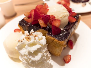 Ekmek bal tost ve dondurma çilek ile 