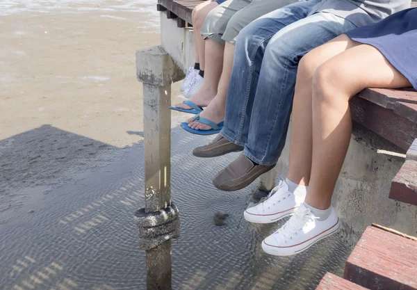 Pernas penduradas na ponte de madeira 1 — Fotografia de Stock