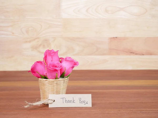 Το χειρόγραφό σας ευχαριστώ καφέ ετικέτα και μπουκέτο με ροζ τριαντάφυλλο fl — Φωτογραφία Αρχείου