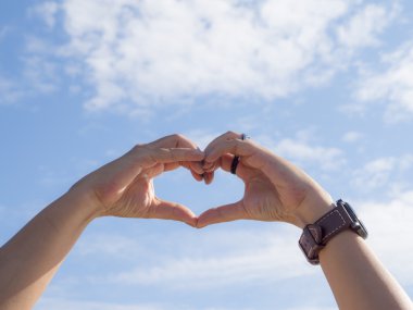 1 kalp şekli işareti kadın tarafından el