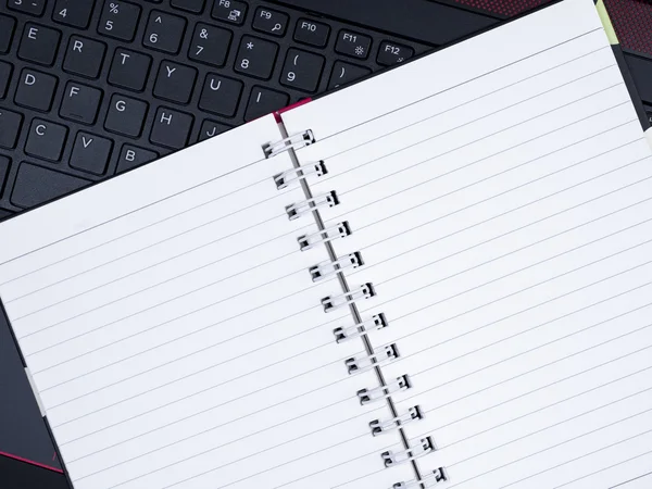 Prázdné notebook na klávesnici notebooku 10 — Stock fotografie