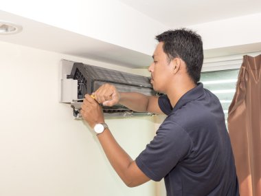 Tek elektrikçi adam temiz, düzeltmek ve klima bakımını yapmak 