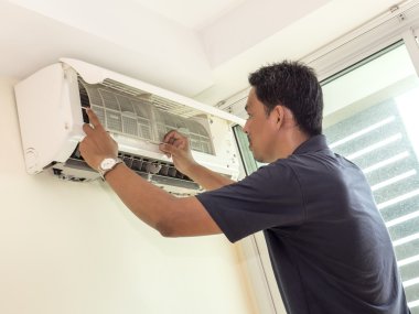 Tek elektrikçi adam temiz, düzeltmek ve klima bakımını yapmak 