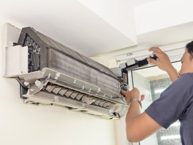 Tek elektrikçi adam temiz, düzeltmek ve klima bakımını yapmak 