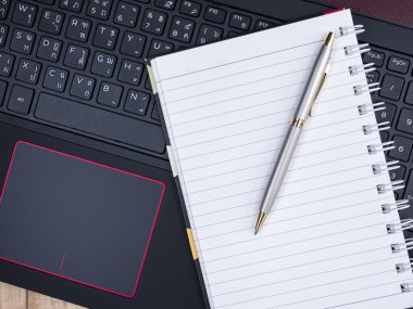 Laptop klavye 11 üstünde boş defter