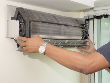 Tek elektrikçi adam temiz, düzeltmek ve klima bakımını yapmak 