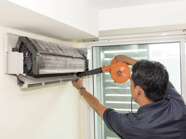 Tek elektrikçi adam temiz, düzeltmek ve klima bakımını yapmak 