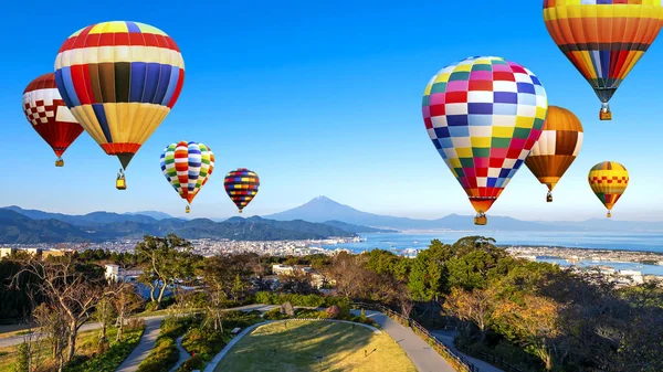 位于日本静冈Nihondaira的富士山和岛津工业港景观 蓝天上有五彩斑斓的热气球 — 图库照片