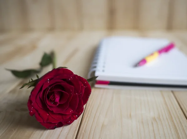 Rosa vermelha e caderno página 3 — Fotografia de Stock