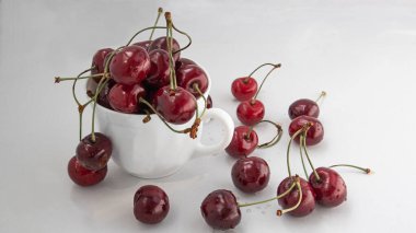 Beyaz bardakta tatlı kirazlar
