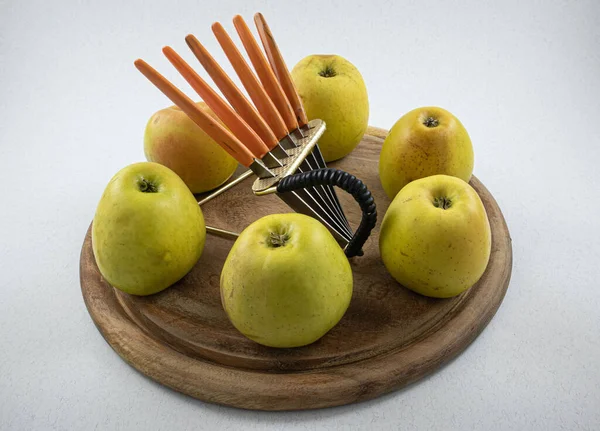 Grüne Äpfel Und Ein Satz Messer Auf Einem Brett — Stockfoto