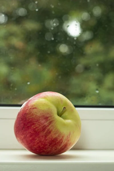 Reifer Apfel Auf Der Weißen Fensterbank — Stockfoto