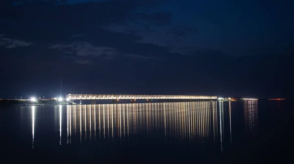 Ponte Sobre Dnieper Perto Cidade Ucraniana Cherkasy Noite Fotos De Bancos De Imagens Sem Royalties