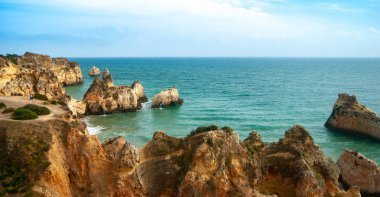 Algarve sahili, Portekiz 'in inanılmaz panoramik manzarası - metin için alan
