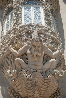 Pena Palace, Sintra, Portekiz girişini koruyan dekoratif taş triton korbel dikey, 28.05.2021