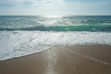 Turkuaz okyanus dalgaları izleyiciye doğru yaklaşıyor..