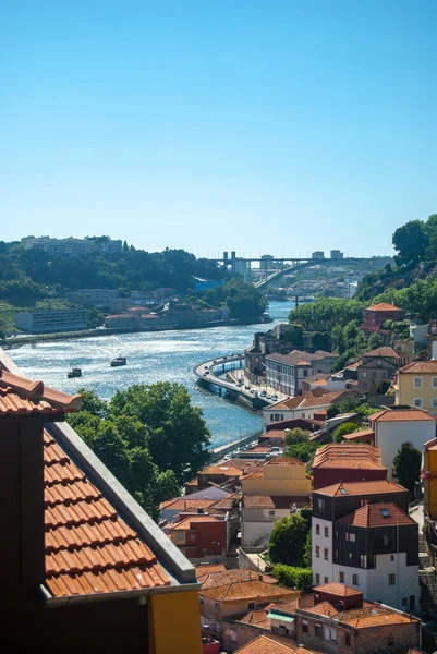 Rivière Douro Scintillant Sous Soleil Parmi Les Toits Carrelés Rouges — Photo