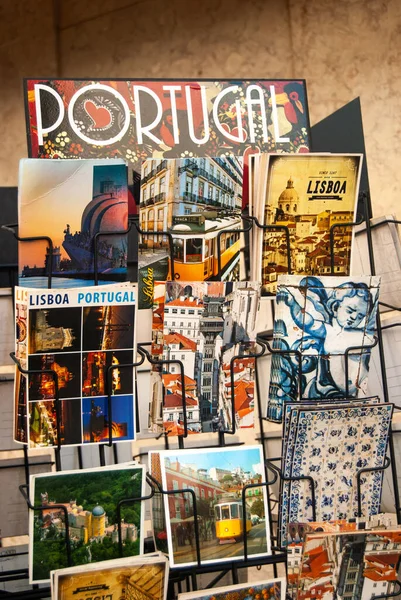 Lisbonne, Portugal - 29 juillet 2021 : Un stand avec des cartes postales colorées dans une rue de Lisbonne Texte Lisbonne Portugal - Vertical, Portugal, Editorial — Photo