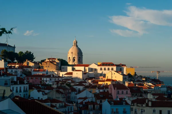 A panoráma Lisszabon város naplemente épületek az árnyékban arany óra utolsó napsugarak a National Pantheon - Lisszabon, Portugália — Stock Fotó