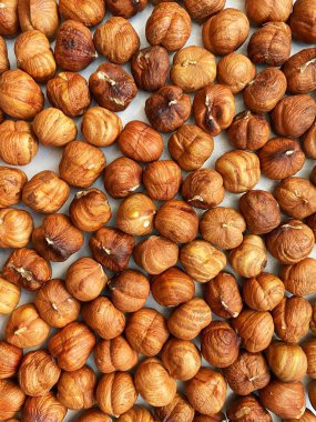 Fındık. Arkaplan resmi. Hzelnut çekirdekleri. Beyaz arka planda bir sürü kaçık yatıyor.. 