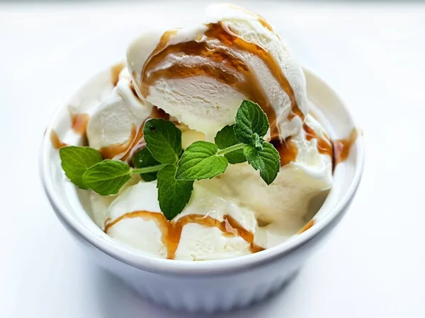 Serving Vanilla Ice Cream Plate Topped Caramel Mint — 图库照片