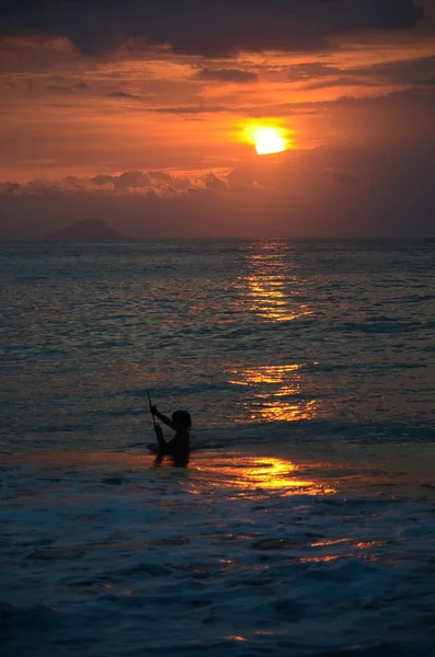 Sonnenuntergang und der Junge — Stockfoto