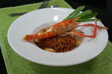 Fried Noodle ile ızgara karides