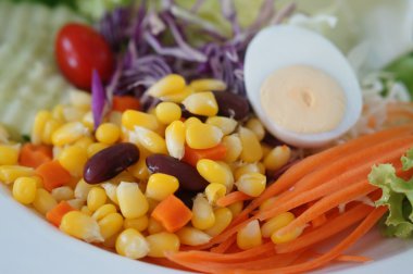 Siyah susam soslu Mısır salata