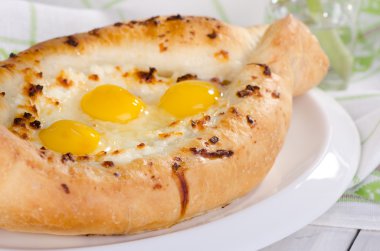 Pasta peynir ve yumurta - khachapuri ile