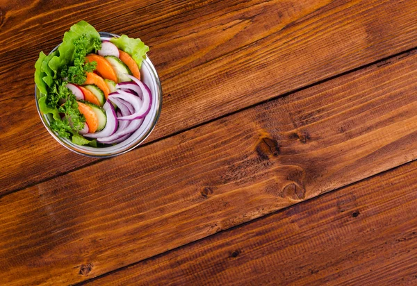 Salada de legumes frescos em uma tigela com padrão oriental — Fotografia de Stock