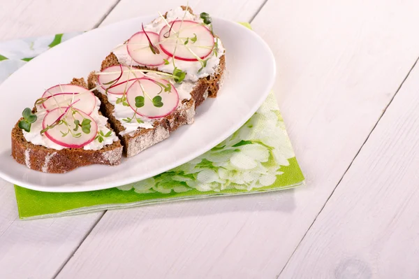 Sandwiches of rye bread with cream cheese and radish — Stock Photo, Image