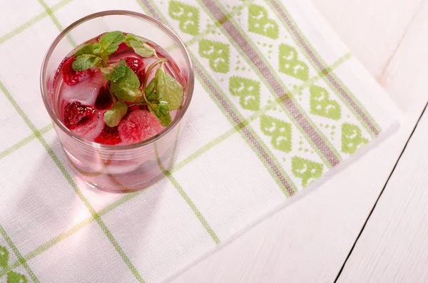 Cocktail with raspberries and mint — Stock Photo, Image