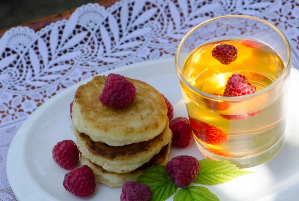 Te och pannkakor med hallon — Stockfoto