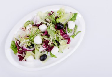 Mix marul, mozzarella ve zeytin salatası 