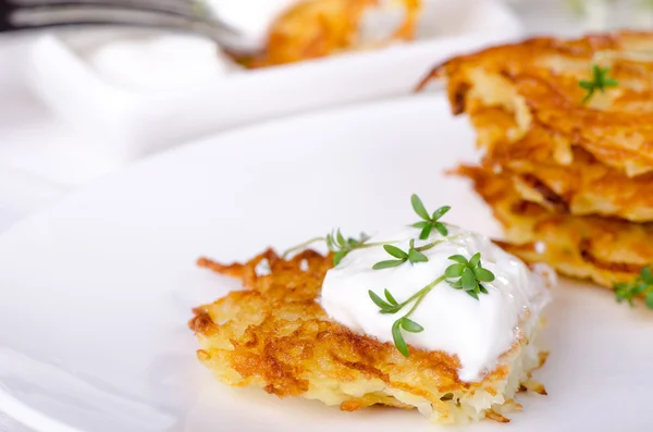 Potato pancakes with sour cream sauce — Stock Photo, Image