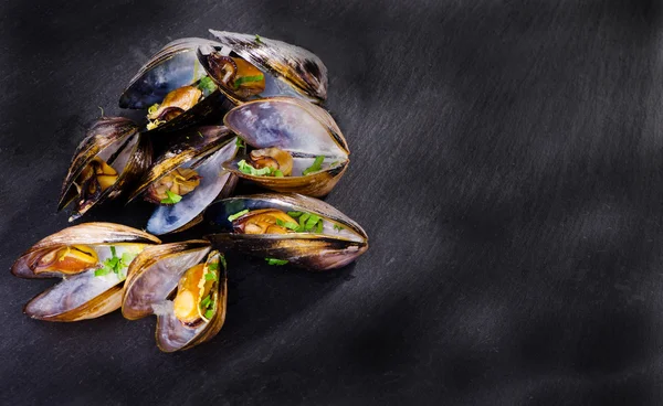 Muscheln mit Schale und Petersilie gekocht — Stockfoto