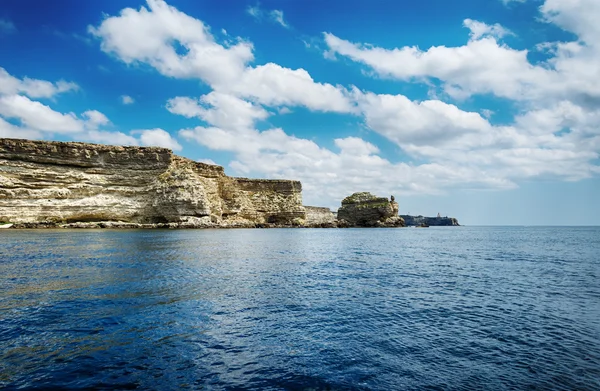 Красивый вид на скалистые скалы к морю Лицензионные Стоковые Изображения