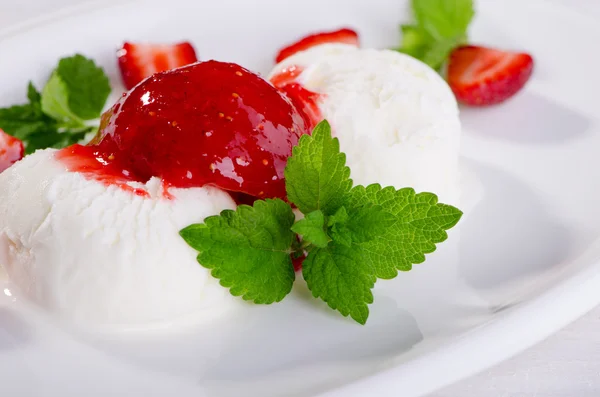 Ice cream with strawberry sorbet and mint — Stock Photo, Image