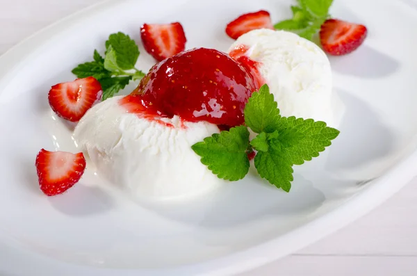 Ice cream with strawberry sorbet and mint — Stock Photo, Image