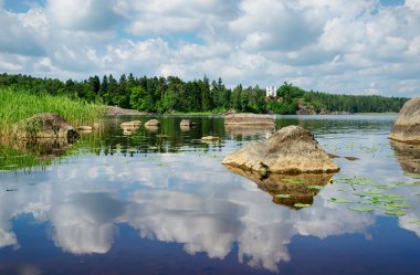 Bir şapel ile göl manzara